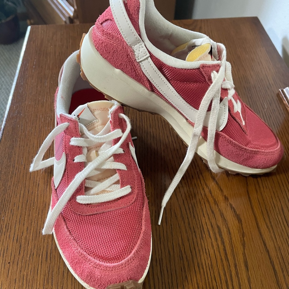 WOMEN'S NIKE WAFFLE DEBUT SNEAKERS